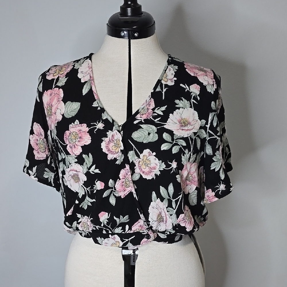 Xhilaration Black and Pink Tie Back Short Sleeve Blouse